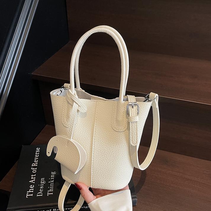 Bolso de cubo de venta caliente de comercio exterior, sentido de alta gama de nicho femenino 2025 nuevo bolso de mano simple y versátil, bolso de mensajero de moda y versátil