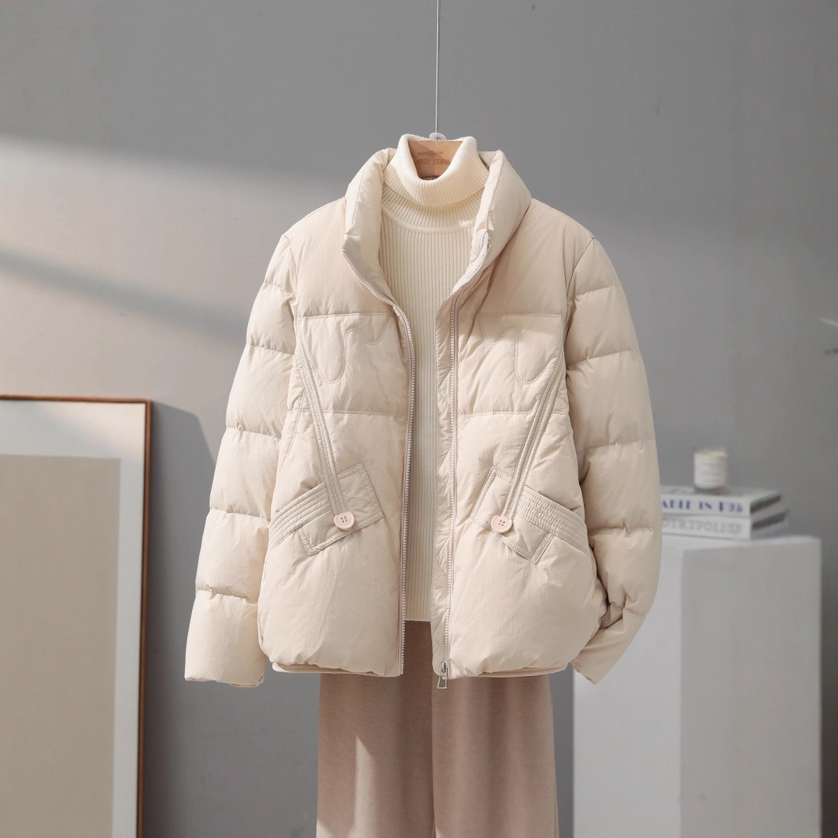 White Duck down Jacket for Women, Short Style, 2025 Winter New Fashion, Stylish and Slimming for Petite Figures, Warm and Trendy Coat