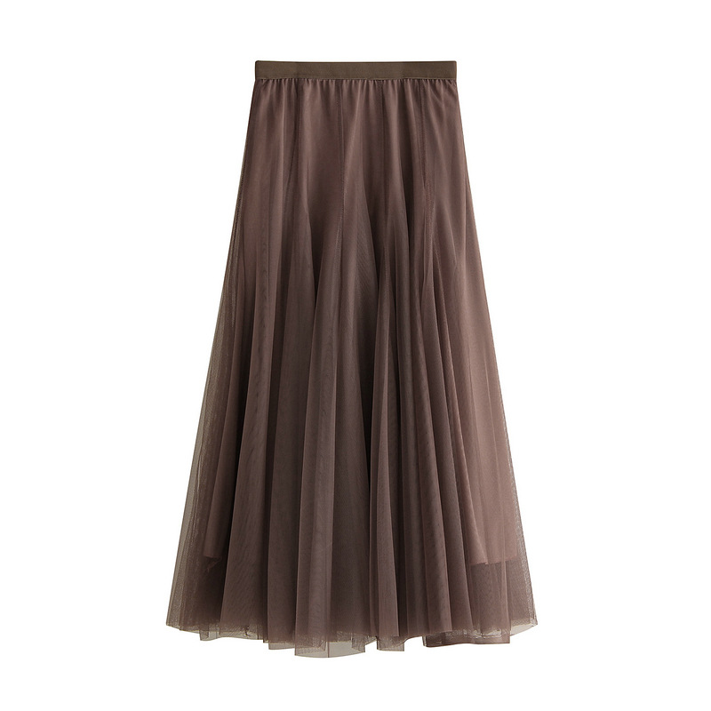Ein fließender, gedämpfter brauner High-Waist-Plisseetüll-Midirock mit glattem elastischem Bund.