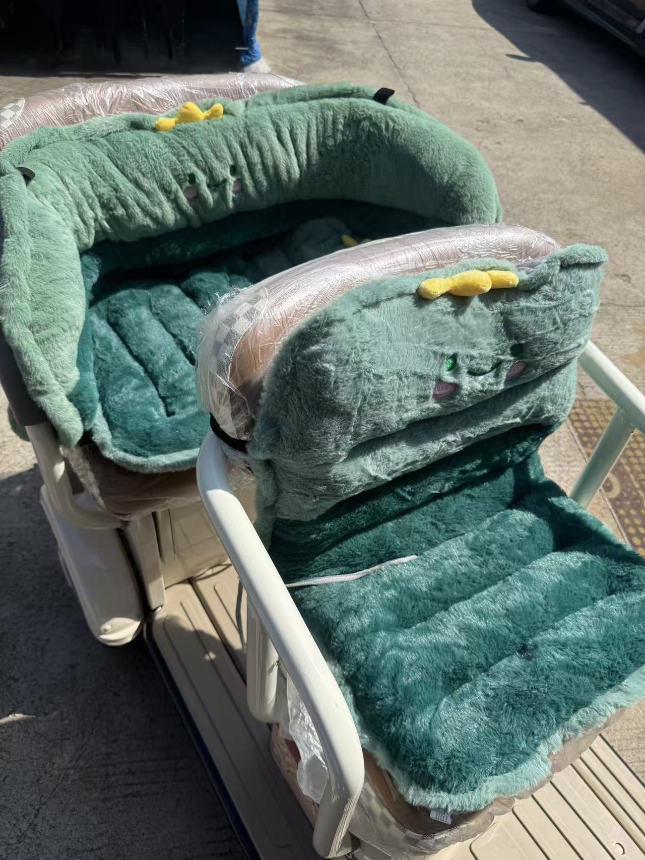 Winter Thickeneded Warm Windproof Cushion and Backrest Integrated Electric Tricycle Universal Elderly Scooter Cushion