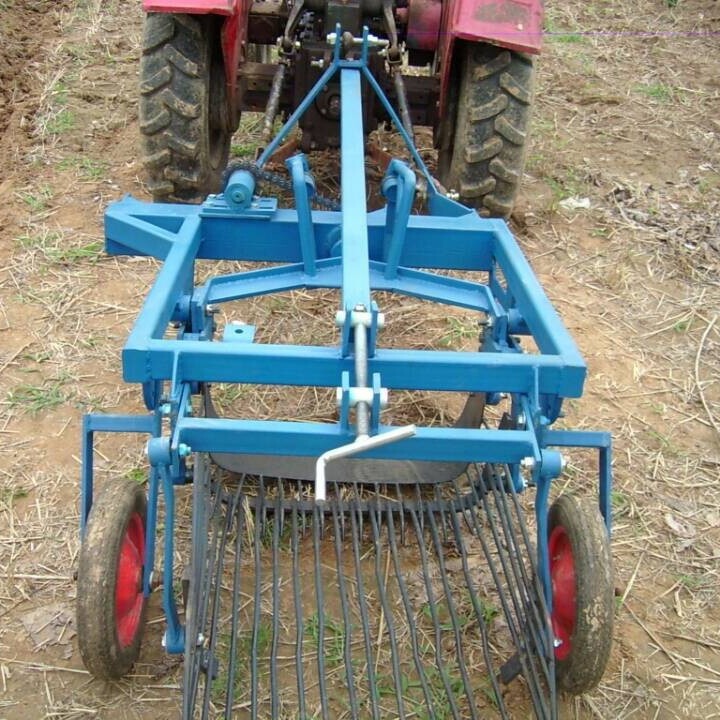供应单行震动抛洒土豆收获机4UZ1拖拉机配套土豆马铃薯收获机