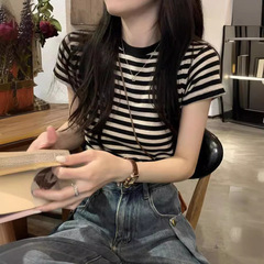 韓国2024夏潮韓版百合縞正肩修身衝突色デザイン感半袖tシャツ女装上着