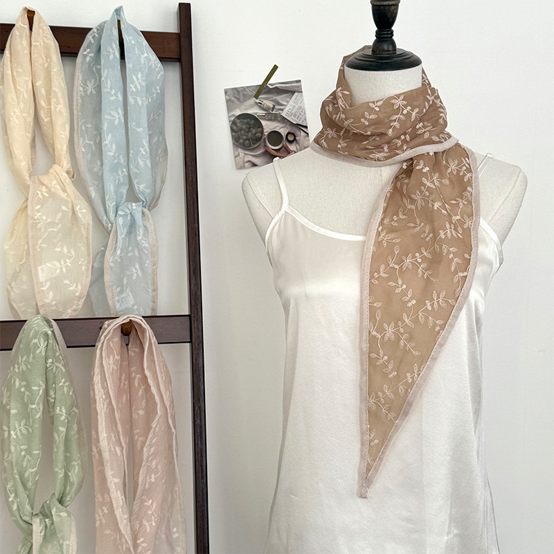 Pañuelo de seda, sentido avanzado, nuevo estilo, decoración de bordado de flores, bufanda pequeña en forma de diamante, cinta para el cabello trenzada, cinturón para el cabello trenzado, accesorios para el cabello atados