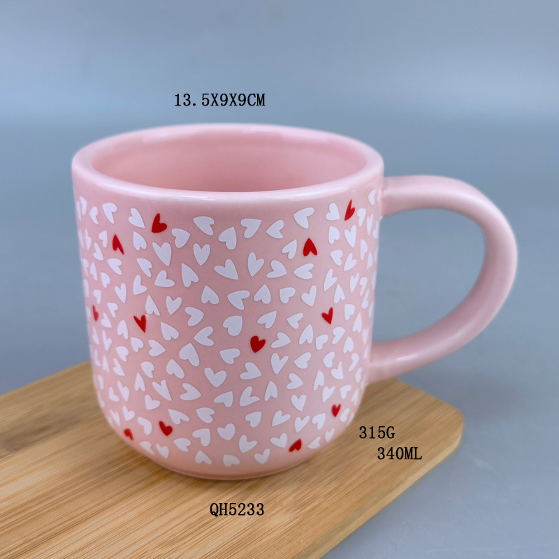 Taza con patrón de amor rosa