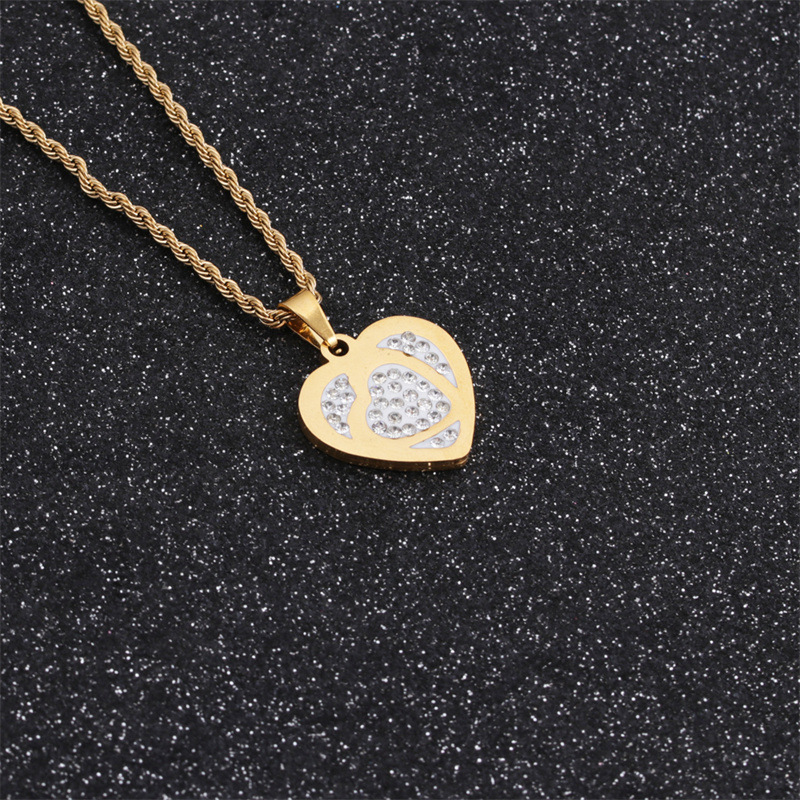 Nihaojewelry Exaggerated Style Twist Chain Heart Cross Pendant Necklace Wholesale Jewelry display picture 15