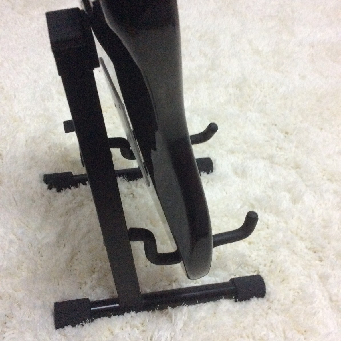 Fabricantes al por mayor baquelita de doble uso plegable vertical folk guitarra clásica stand un stand vertical guitarra stand