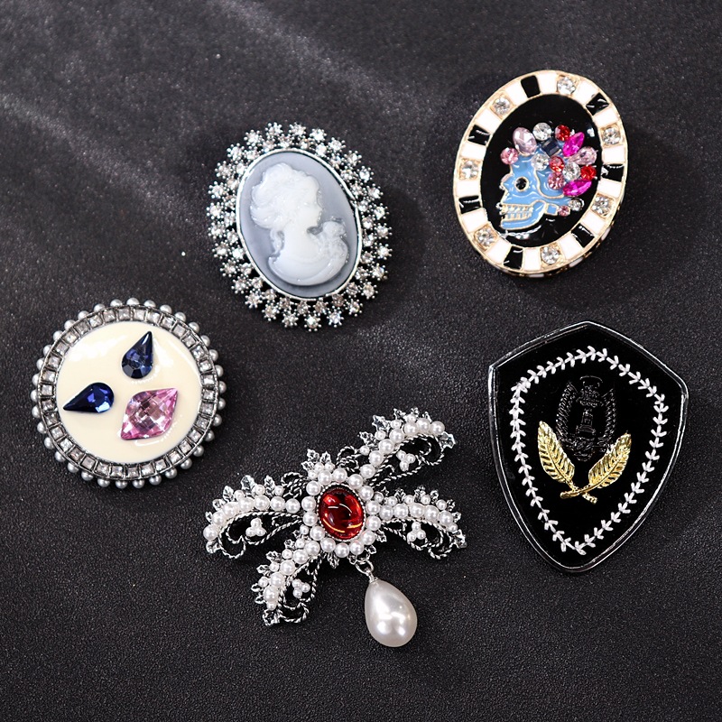 Retro Letter Moon Flower Alloy Inlay Artificial Gemstones Women's Brooches display picture 4