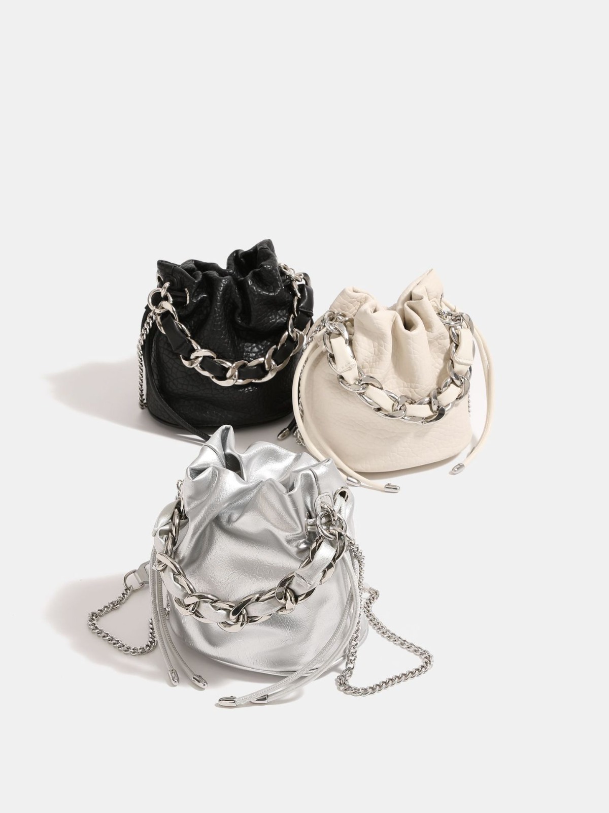 銀色の流浪はチェーンのバケツを編みます。