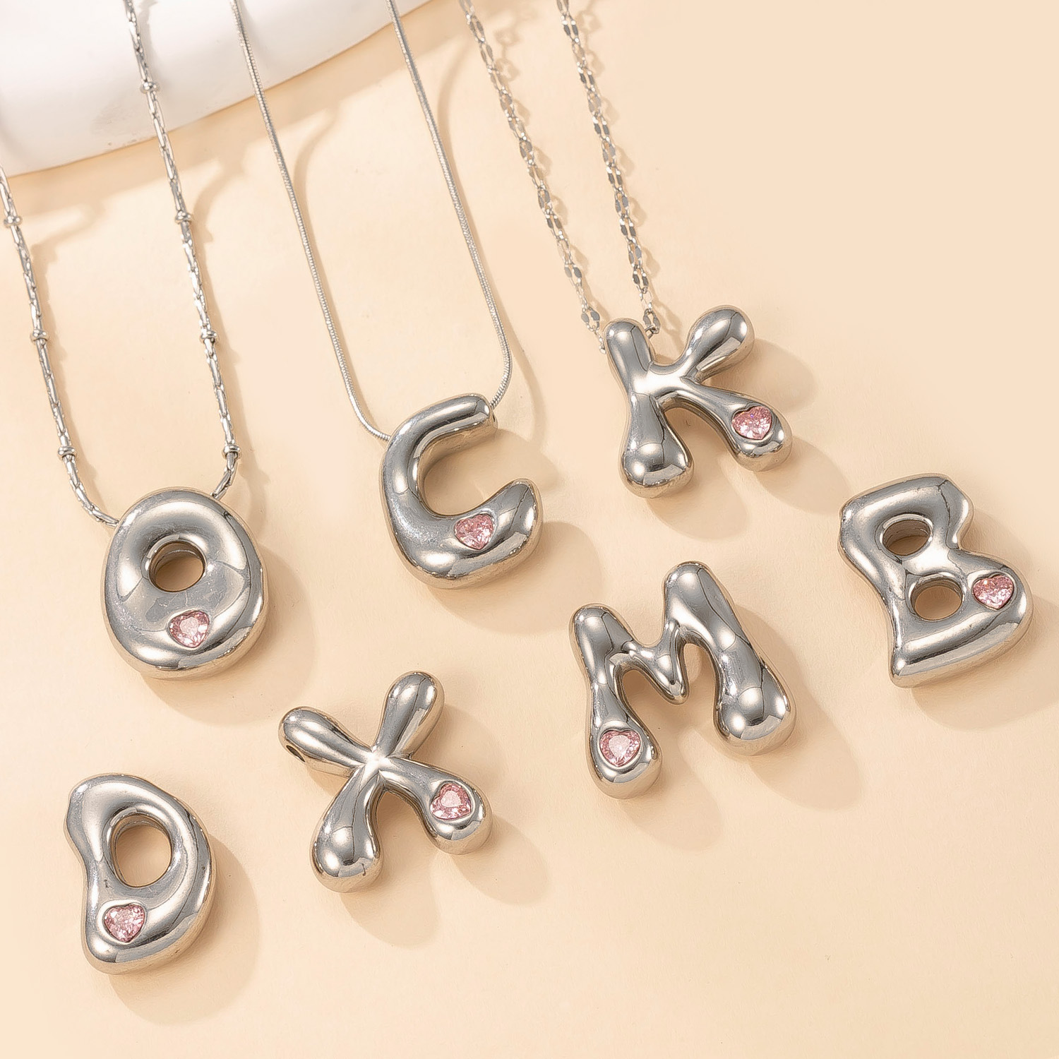 Colgante único transfronterizo de joyería de acero inoxidable fundición con incrustaciones de diamantes de color 26 letras accesorios de collar moda simple pulsera briy