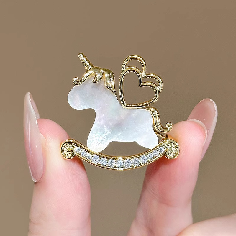 2026 Año Nuevo broche de dibujos animados Año del Caballo pequeño regalo pin accesorios insignia de Año Nuevo para niños decoraciones navideñas al por mayor