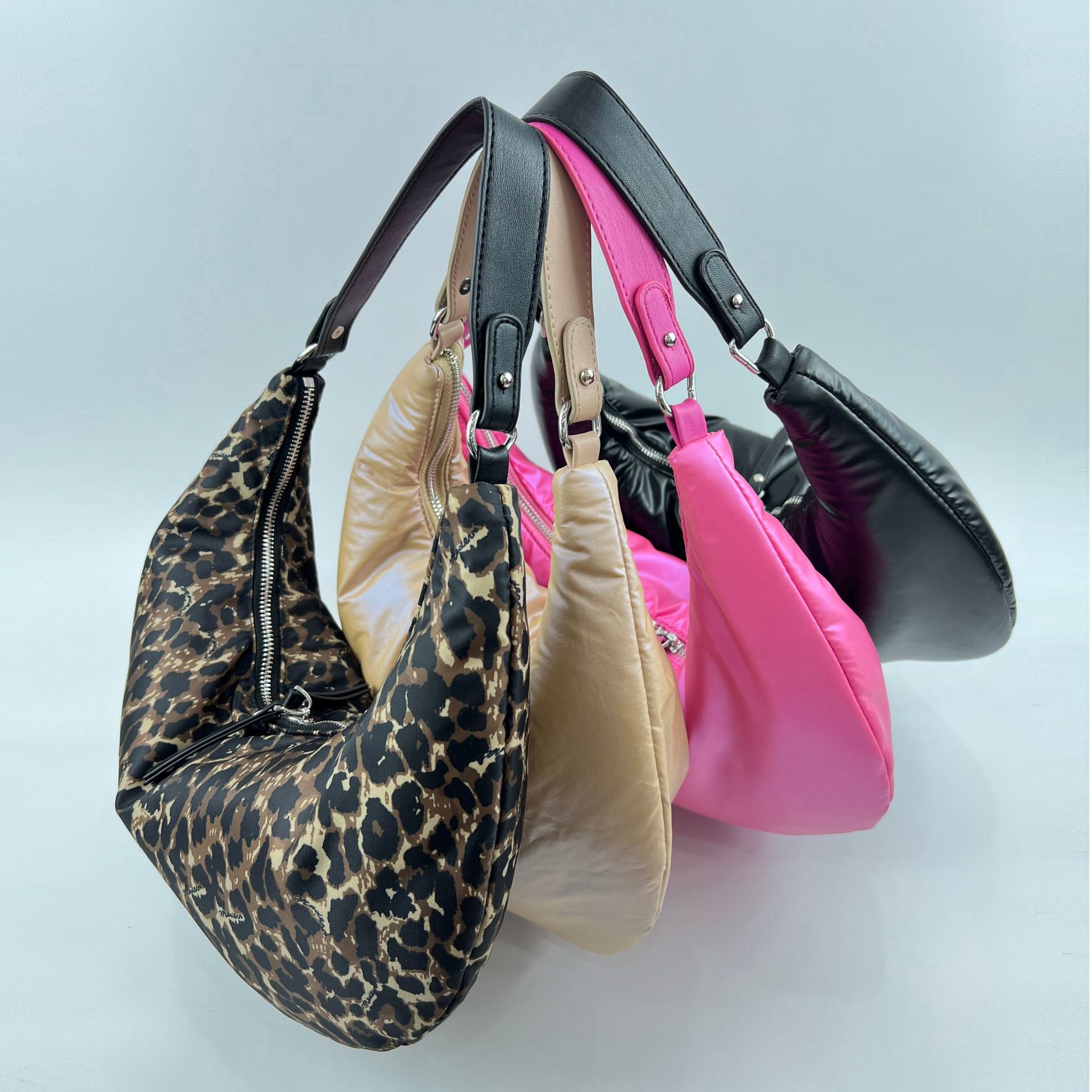 Women's Small Nylon Solid Color Leopard Vintage Style Pillow Shape Zipper Shoulder Bag display picture 3
