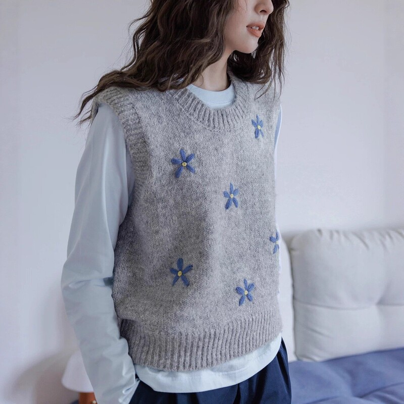 Momolife Soft Waxy Gray Small Blue Embroidered Layered Sweater Vest Women's Autumn Sleeveless Pullover Style Short Vest