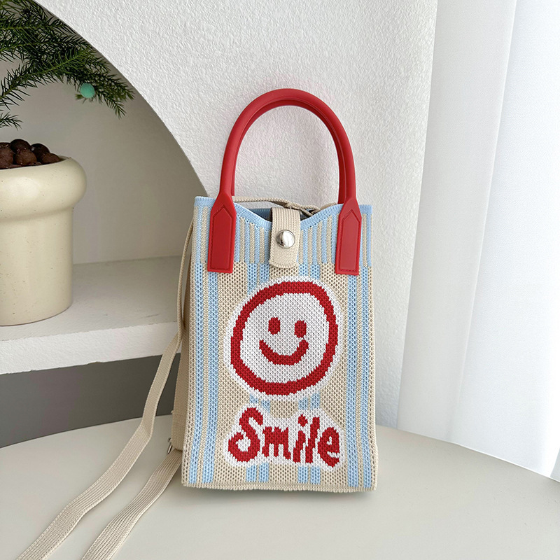 Cara sonriente con rayas azules de arroz