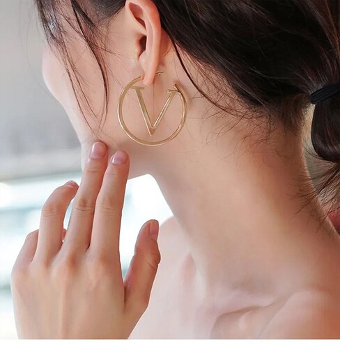 European and American style fashion big V letter large earrings, exaggerated personality, high-end circle titanium steel earrings, jewelry trend