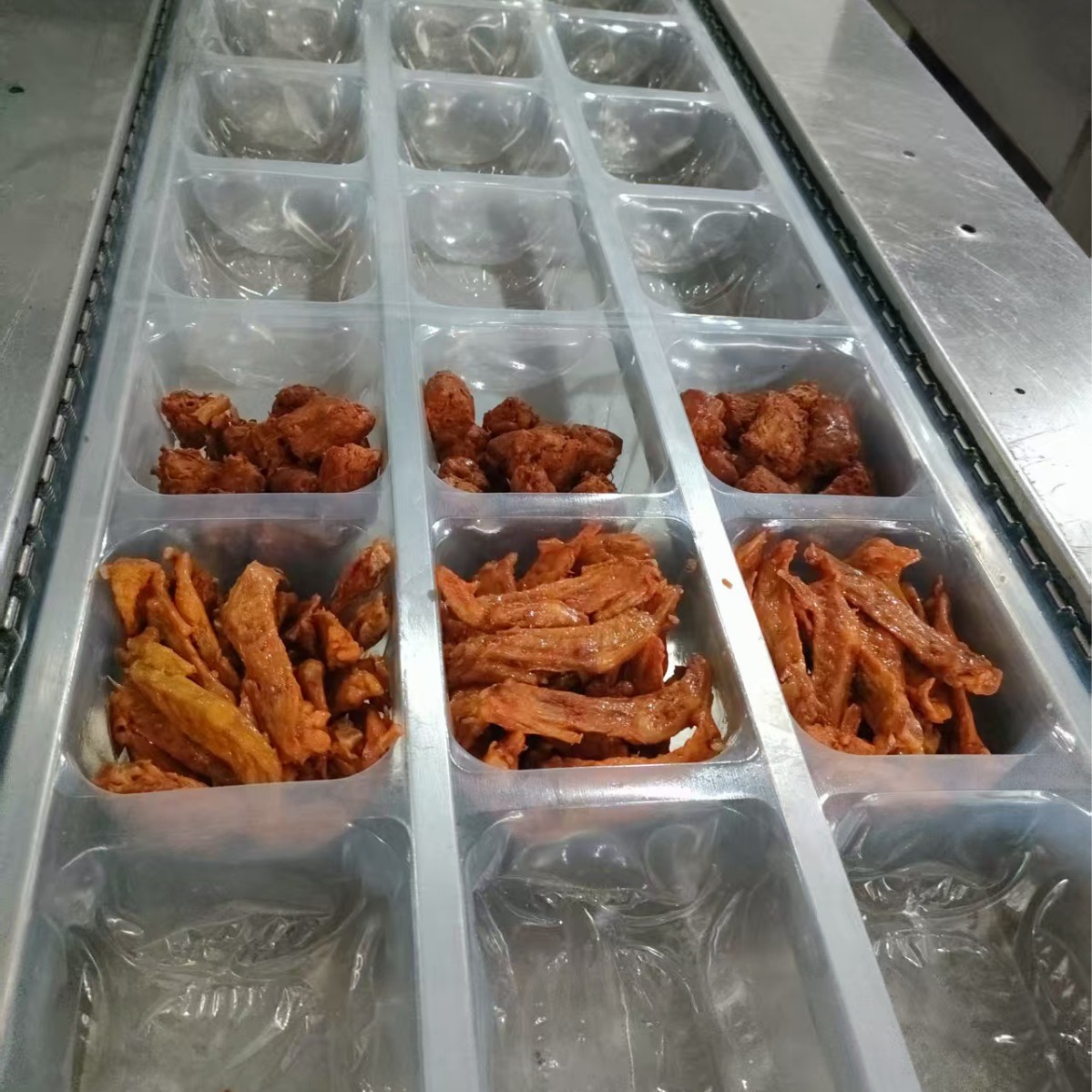 麻辣鸭货二手拉伸膜真空包装机  鸭头鸭脖连续真空封口机  送模具