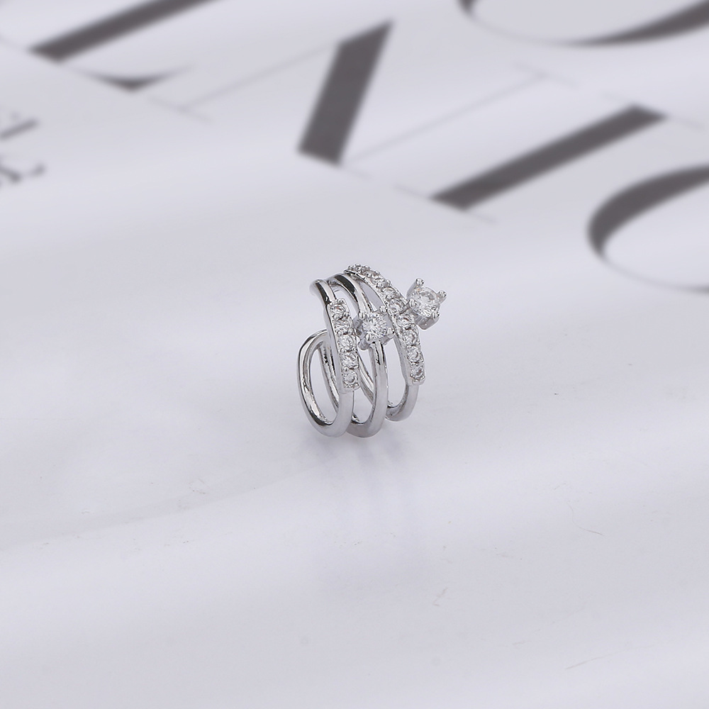 Un clip para la oreja de tres capas de circón de oro blanco