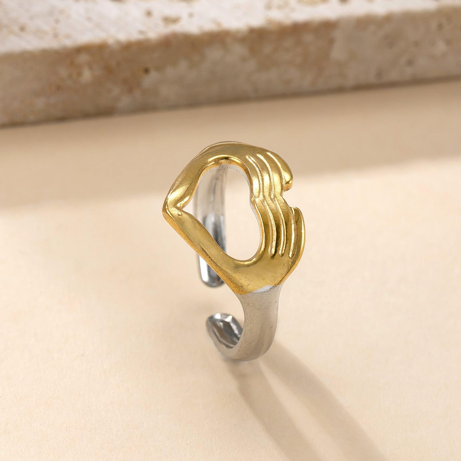 Venta caliente transfronteriza anillo de acero inoxidable diseño de nicho femenino anillo abierto a juego de colores aceite hueco amor fábrica de anillos de acero de titanio