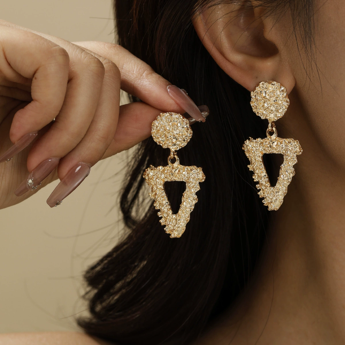 Новые персонализированные матовые серьги треугольные серьги модные рельефные металлические серьги тренд