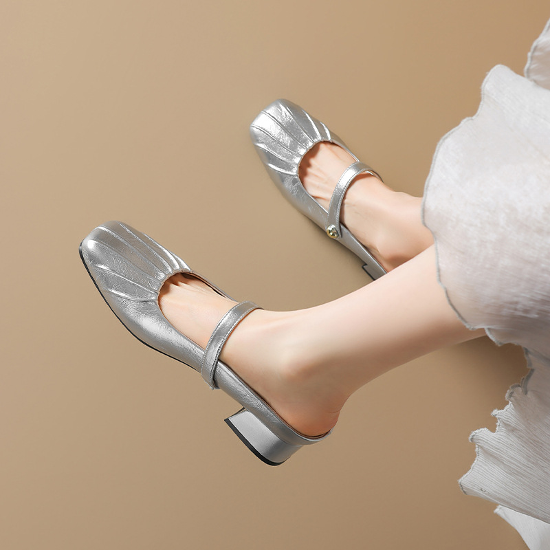 Auge Shi Deng zapatillas de cabeza de plata 2026 nuevo estilo de primavera francés tacones gruesos de un pedazo de medio zapatillas de moda