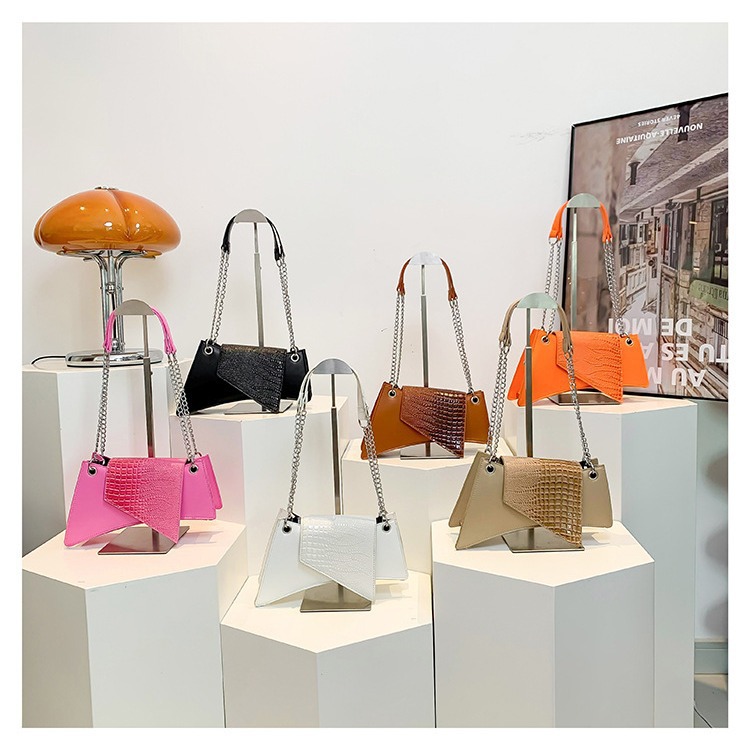 Decoración de cinturón bolso de patrón de cocodrilo femenino 2024 nuevo diseño de nicho de moda moda chica caliente bolso femenino cadena bolso de forma especial