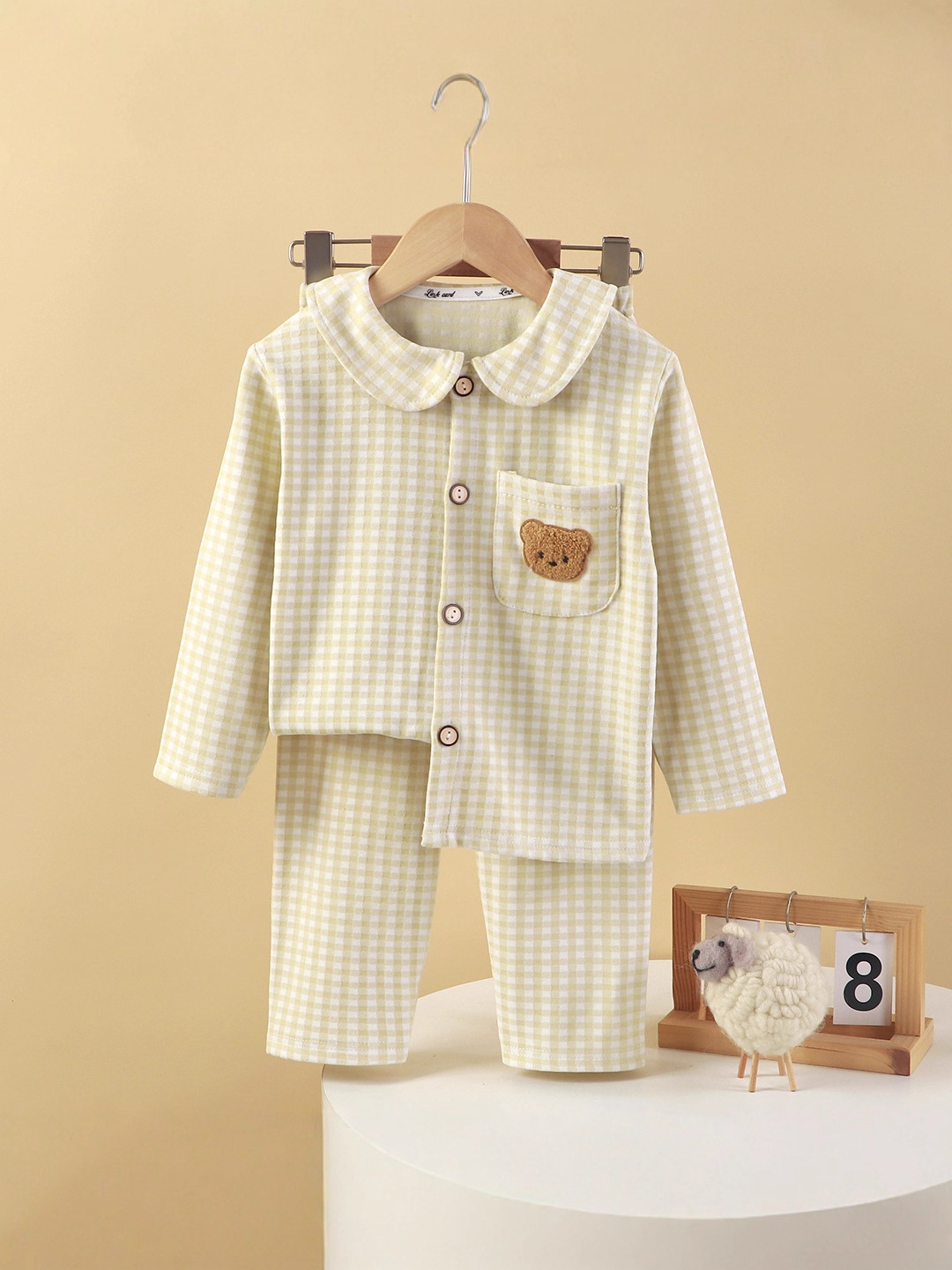 Nuevo conjunto de ropa para niños casera cuadrada de terciopelo cálido con collar bordado muñeca pijama para niños