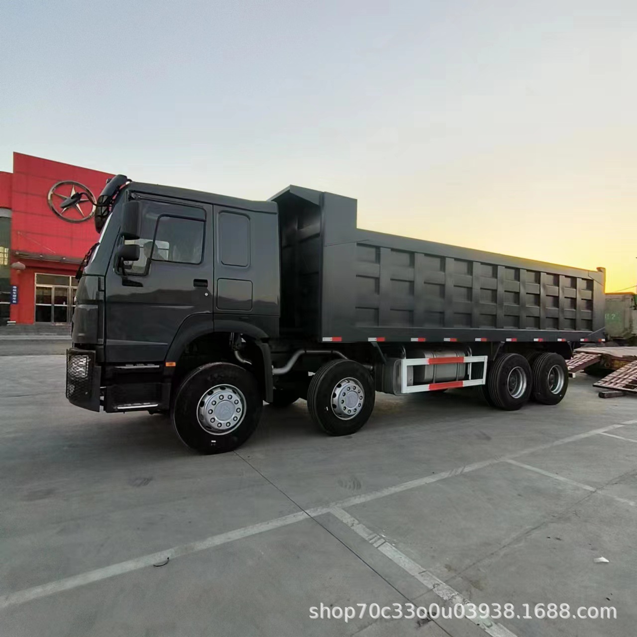 Exported Sinotruk Howo Dump Truck with Eight Rear Wheels, 6X4 Dump Truck for Transporting Gravel, Howo Rear-Dump