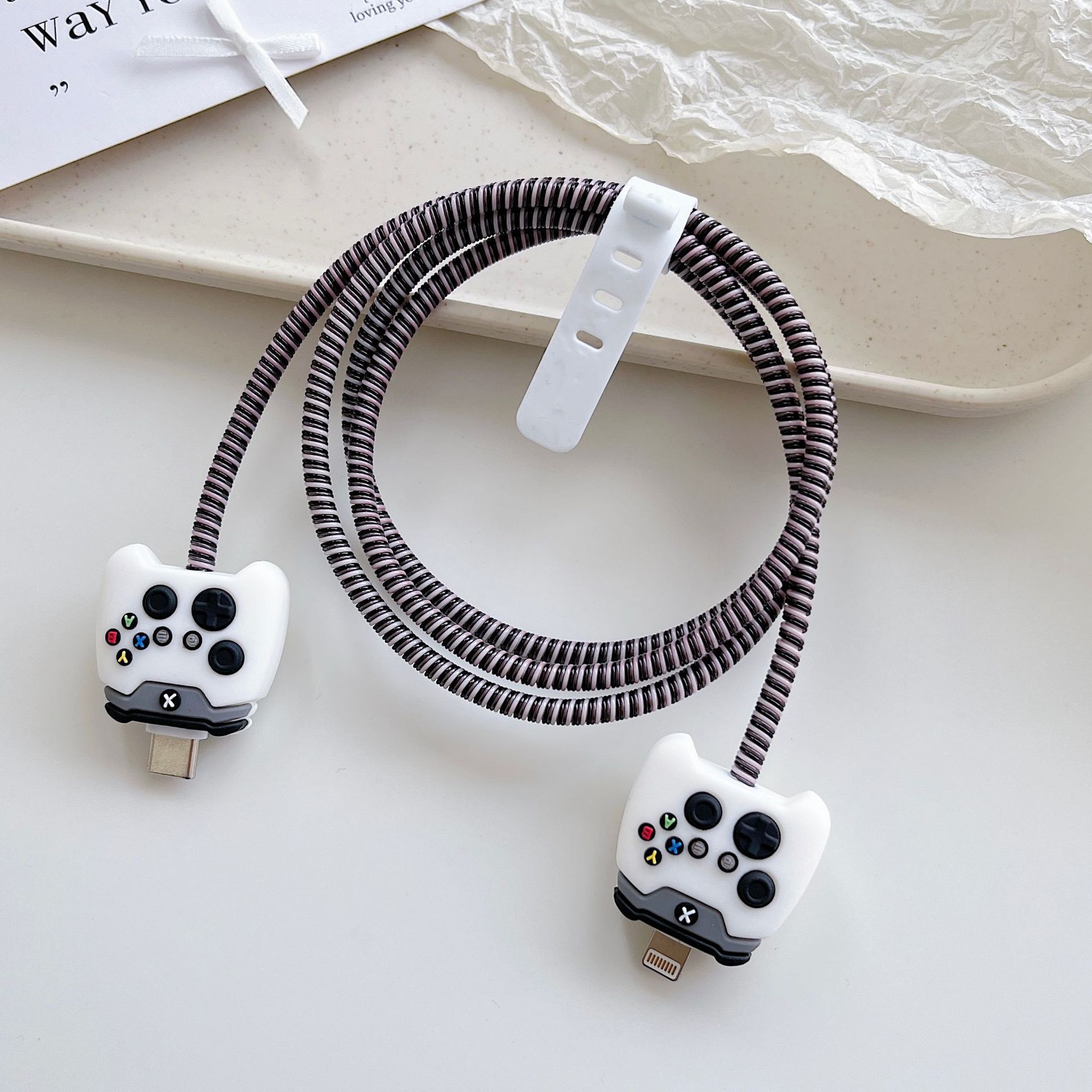 Amazon cartoon cable de datos cubierta adecuada para Apple Android cable de datos de carga rápida cuatro piezas en stock al por mayor