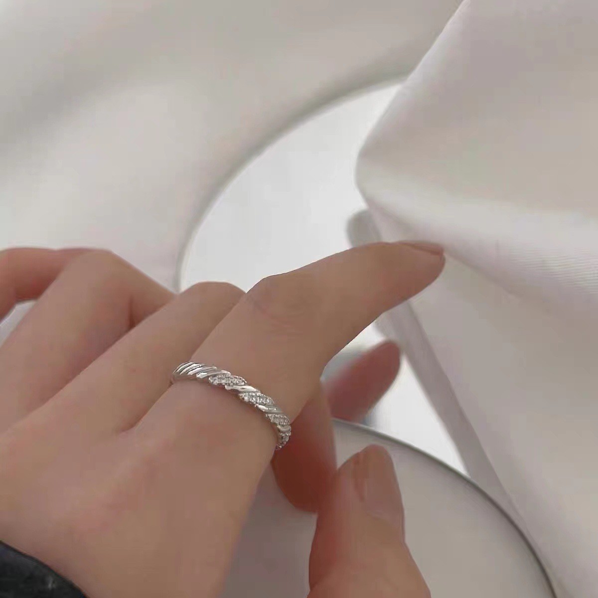 Anillo de circonita de perlas de viento ins, nicho femenino, sentido de alta gama, simple y ligero, anillo de novia de lujo, anillo de apertura de temperamento al por mayor