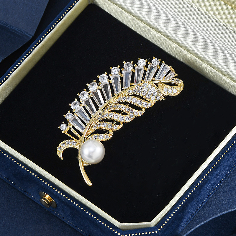 Otoño y invierno nuevo broche de plumas de perlas, broche de flores de alta calidad para mujeres, regalo de Navidad de alta calidad para novias y amigos.