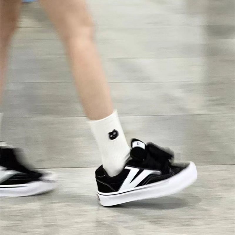 Nuevos zapatos para mujeres japonesas retro 2025 primavera y otoño viento del campus al por mayor zapatos de skate explosión universal zapatos deportivos casuales