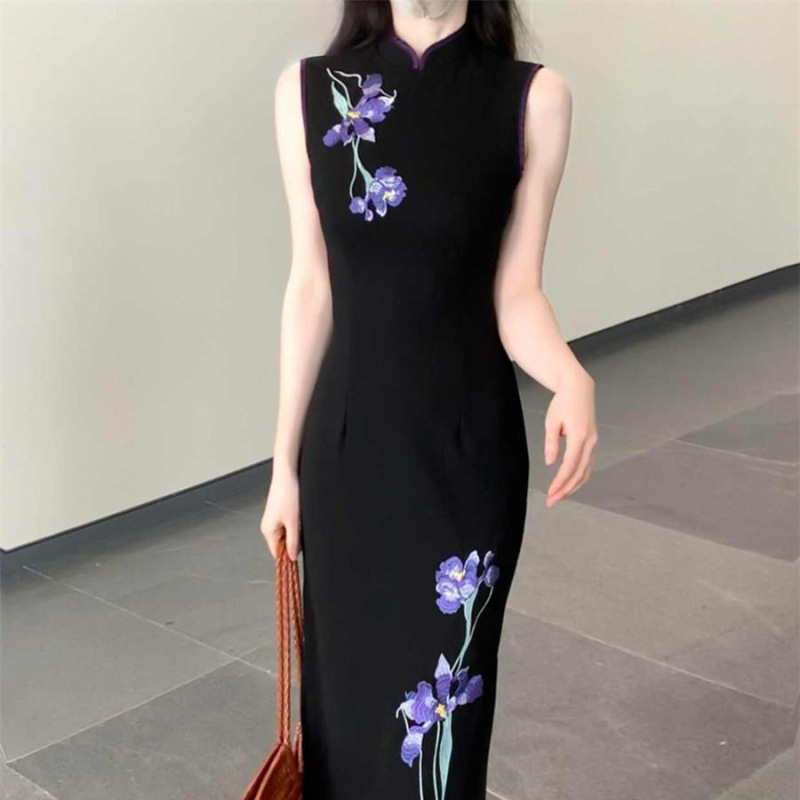 She came to the retro pavilion new Chinese style temperament Hong Kong workers black embroidered sleeveless cheongsam skirt spring and summer long dress She came to the retro pavilion new Chinese style temperament Hong Kong workers black embroidered sleeveless cheongsam skirt spring and summer long dress