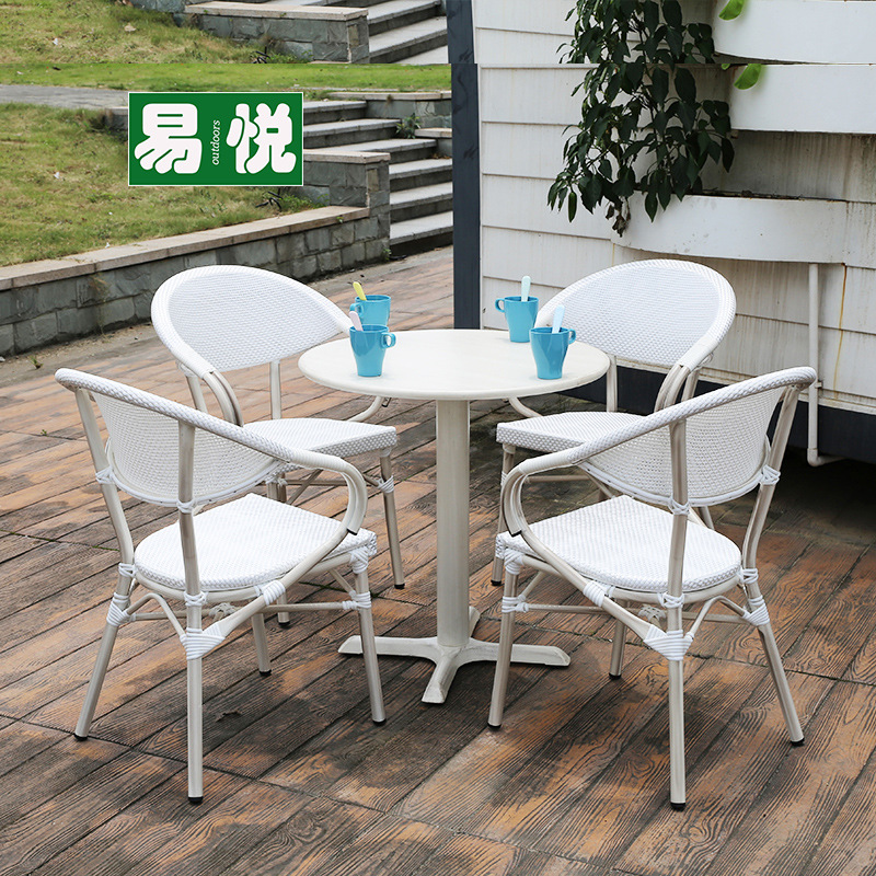 Tienda de té con leche Mesas y sillas al aire libre Sillas de mimbre de ocio de patio Juego de tres y cinco piezas Mesas y sillas exteriores de café Protector solar impermeable blanco