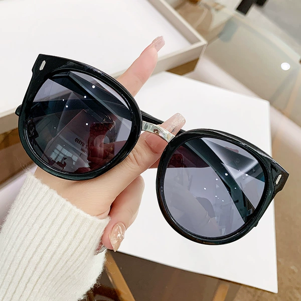 Глянцевая чёрная оправа, серые линзы