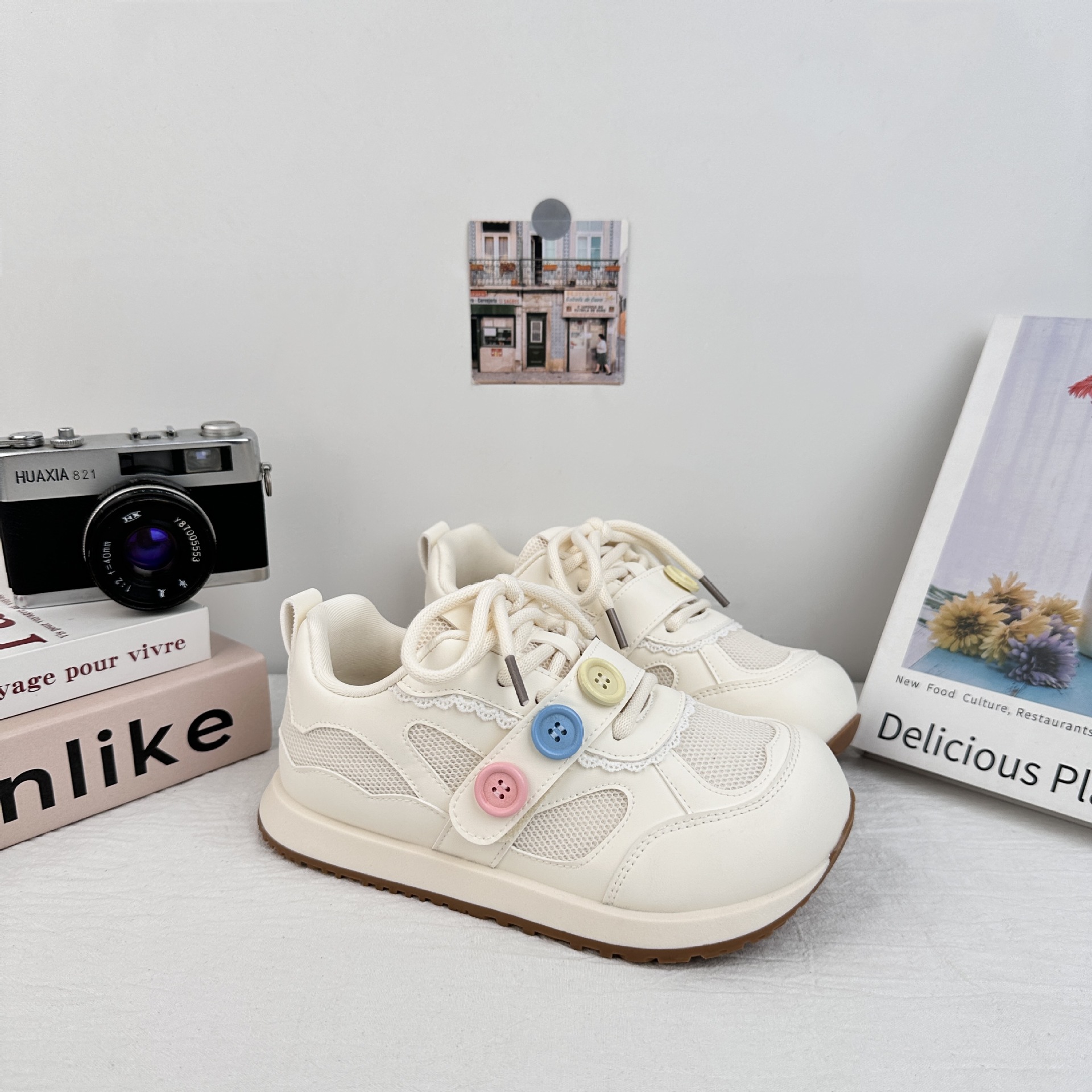 Zapatos de panel de malla transpirable de onda lejana para mujer 2025 verano todo fósforo zapatos blancos pequeños diseño de botones zapatos Forrest Gump