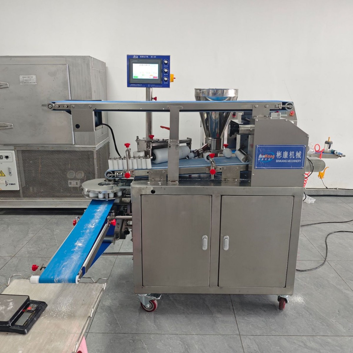 嘉定全自动包子机 商用小型鲜汁肉汤包成型机彬康包子机