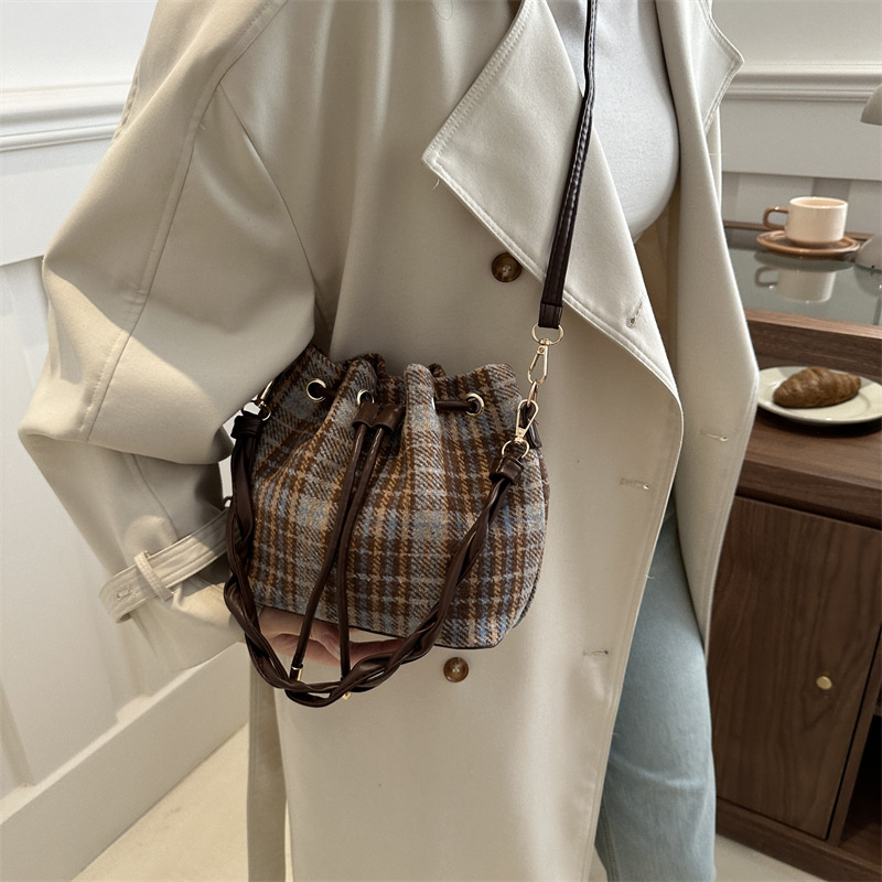 Bolso retrógrado de cuerda de pulsación de invierno 2024 nuevo estilo versátil en un solo hombro bolso de hombro coreano bolso de cubo para mujeres