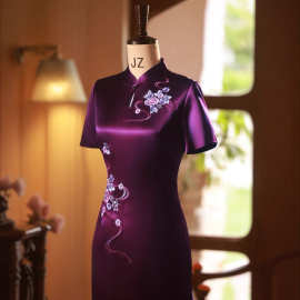 高端喜婆婆婚宴装显瘦旗袍醋酸新款婚礼妈妈礼服修身刺绣紫色短袖