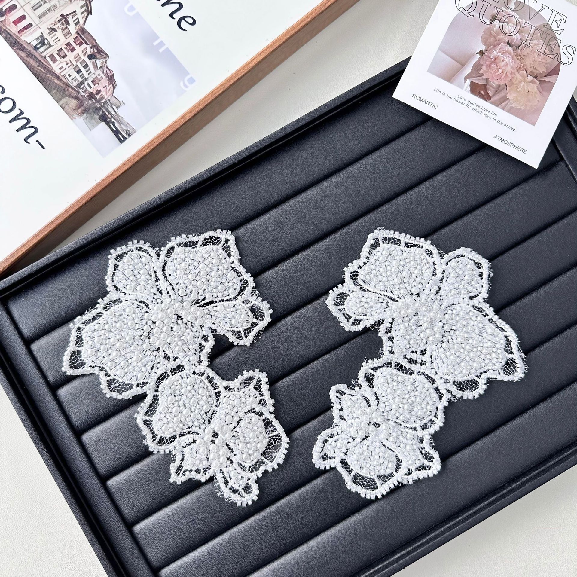 Pegatinas decorativas de flores bordadas de encaje tridimensional blanco exquisito patrón hueco ropa accesorios para el cabello accesorios hechos a mano de bricolaje