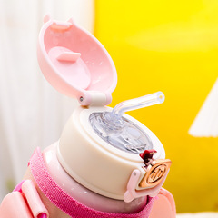 新款卡通可愛小學生斜跨大容量316不鏽鋼保溫杯 彈跳防噴濺吸管杯