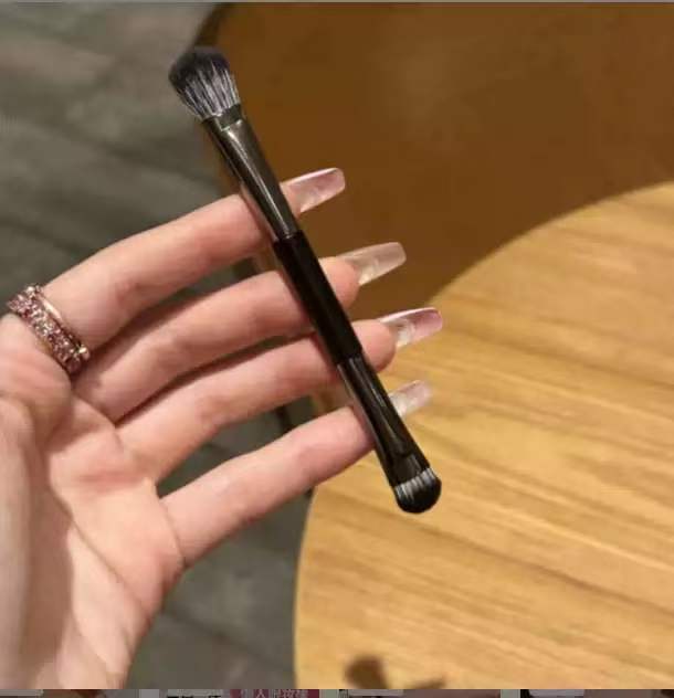 Double-ended large and medium eyeshadow brush