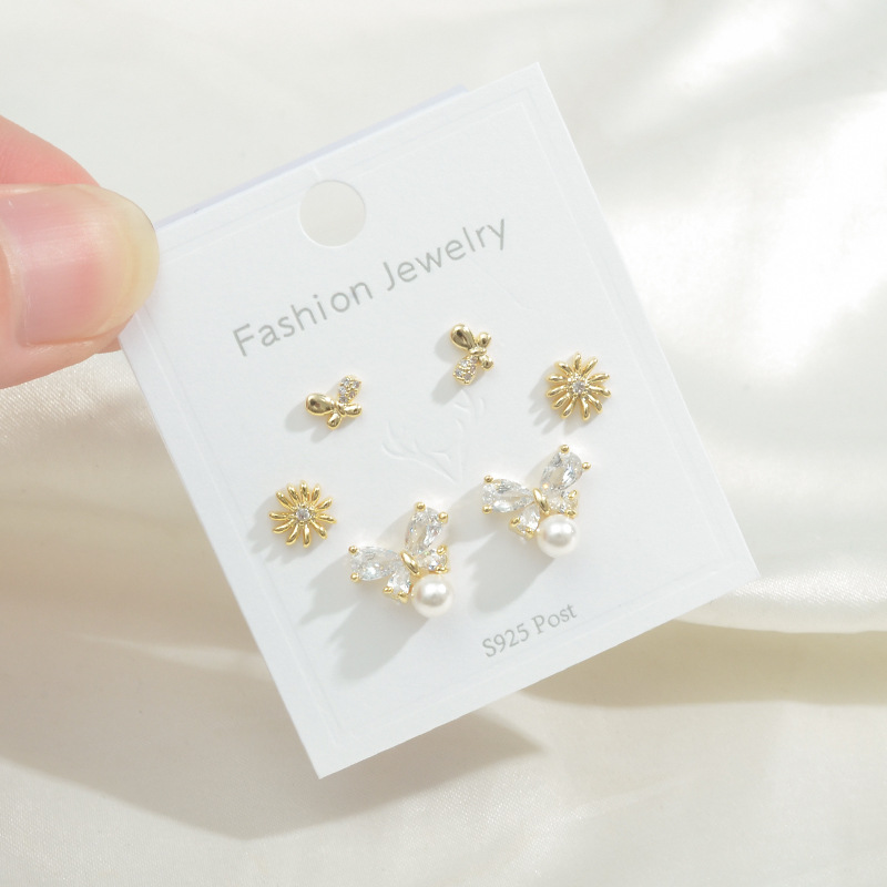 Fashion Butterfly Copper Inlay Artificial Pearls Zircon Ear Studs 1 Pair display picture 1