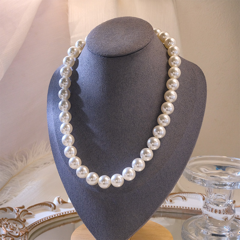White elegant necklace from pearl