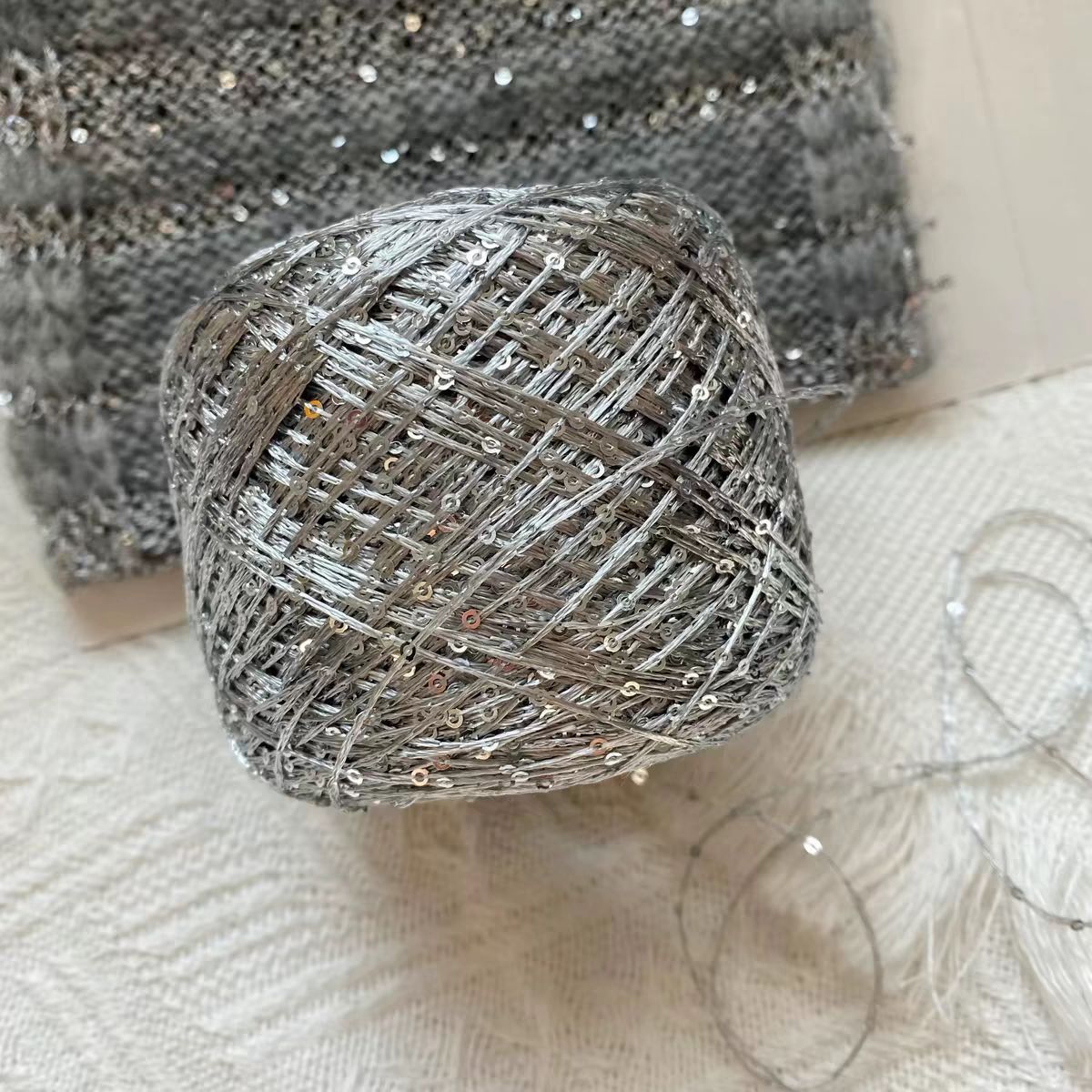 Sequin alambre de seda seda seda seda de color brillante cuentas de gancho suéter DIY tejido a mano 50g fábrica al por mayor