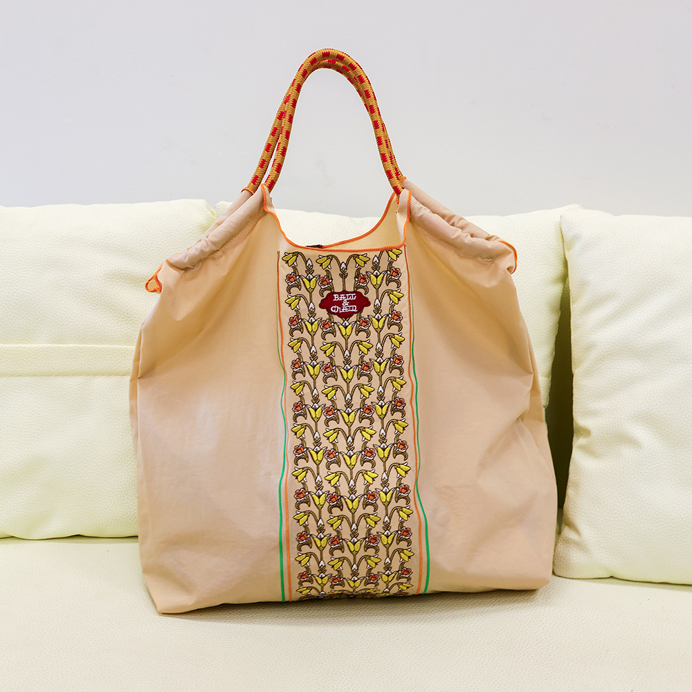 厳選ネット赤同項日系ボールチェーン刺繍レジ袋女性ファッション小衆大容量シングルバッグ潮