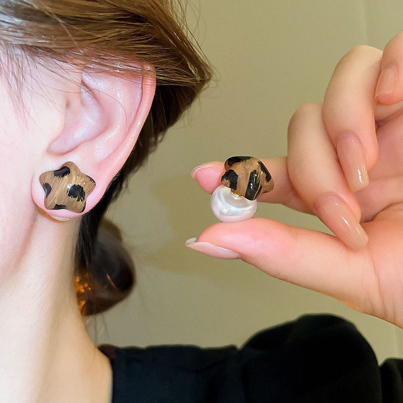 Pendientes de círculo geométrico con estampado de leopardo con aguja de plata Pendientes de personalidad de moda de todo fósforo retro europeo y americano Pendientes de todo fósforo de nicho al por mayor