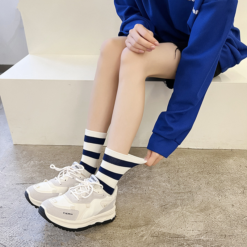 Primavera, Otoño e Invierno calcetines de mujer a media pierna rayas letra P color sólido algodón calcetines de mujer deportes medias de pareja blancas y azules