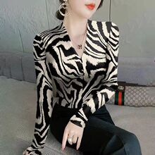 金韩v领豹纹长袖t恤女士秋冬季时尚洋气抓绒加厚上衣打底修身跨境