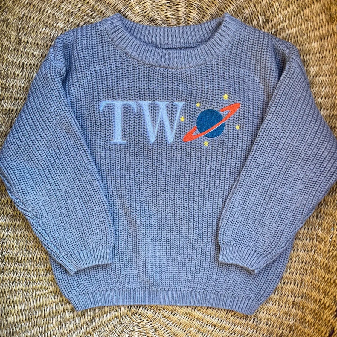 Свитер с вышивкой на 2-й день рождения - детский свитер с вышивкой имени, вышивка для малышей на 2-й день рождения.