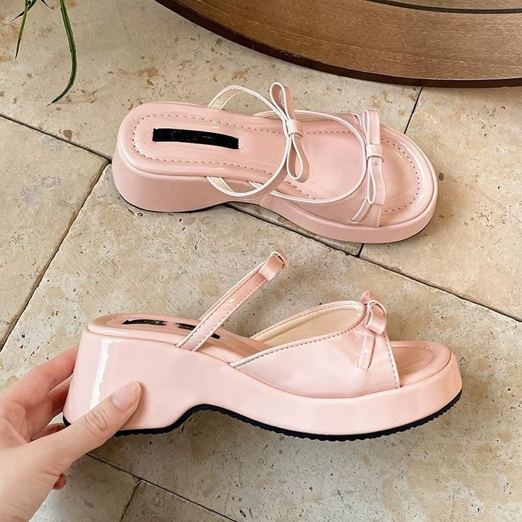 Explosiones de hadas con una parte inferior gruesa de zapatillas para mujeres de verano 2026 vestido casual con falda zapatillas de tacones altos de vacaciones zapatillas frías