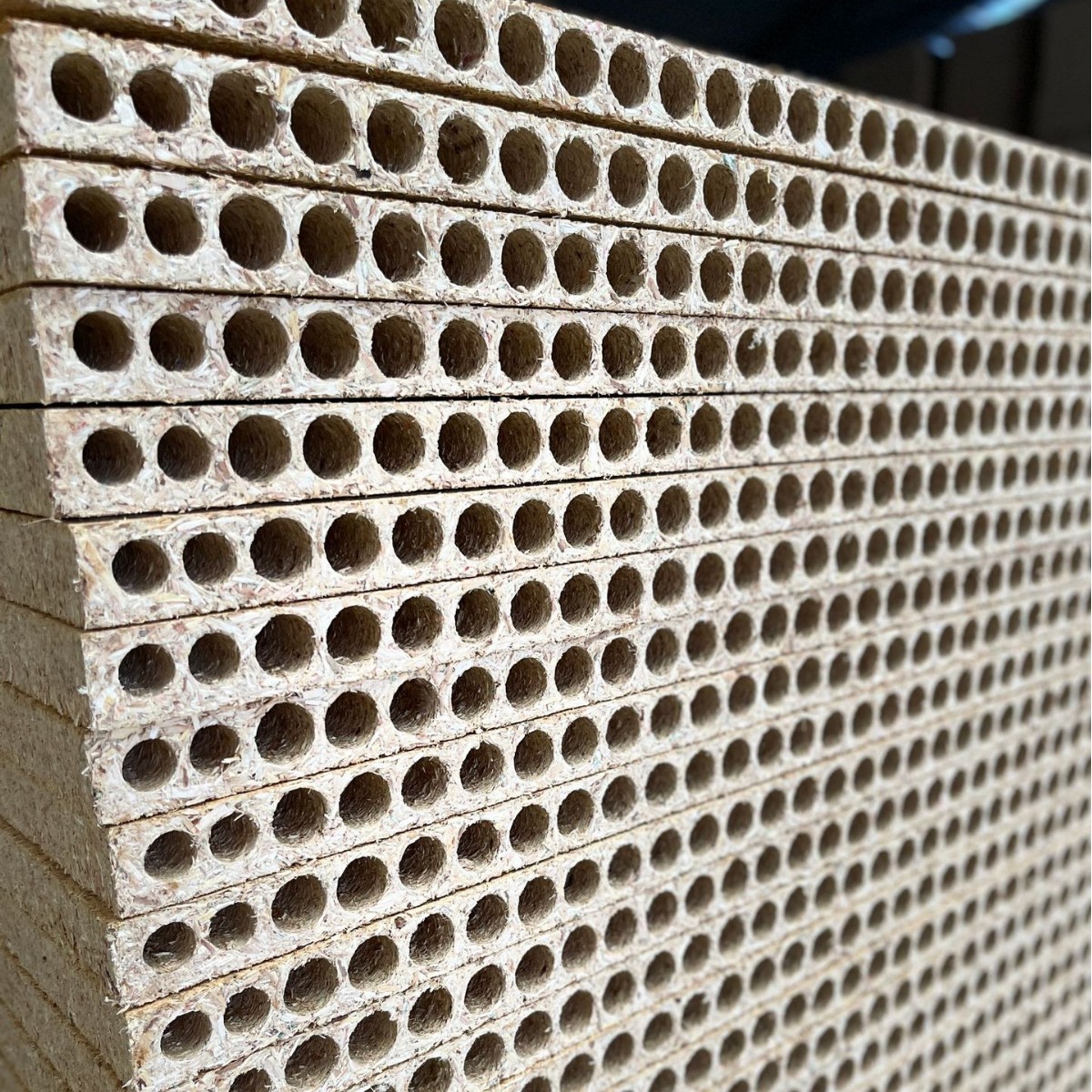 High-Strength Soundproof Pressure-Resistant Thermal Insulating E1 Hollow Particleboard Engineering Door Core Bridge Hole Board Door Core Filling